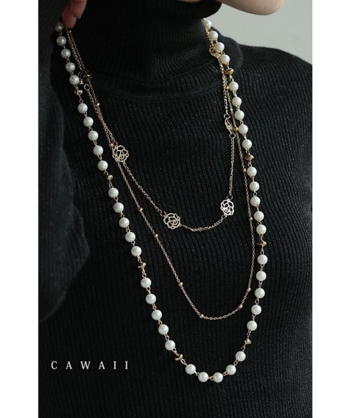 CAWAII(カワイイ)/バラチャームとパールの華やかな3連ネックレス/ゴールド