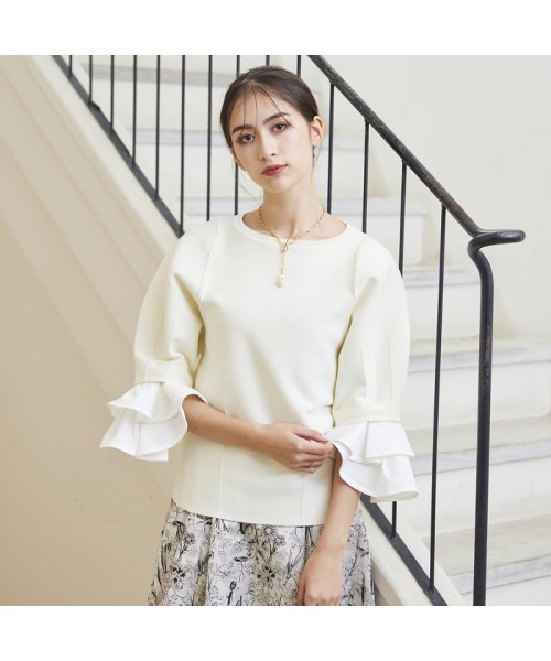 ボートネックフリルニット 商品説明〈Design〉・タックを取った立体的なニット袖・鎖骨周りを美しく見せるボートネック・ボリュームのあるアシンメトリーなフリルがモードな印象・袖のフリルはボタンで取外し可・パンツで G1381292672 (10560円)