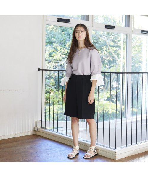 ボートネックフリルニット 商品説明〈Design〉・タックを取った立体的なニット袖・鎖骨周りを美しく見せるボートネック・ボリュームのあるアシンメトリーなフリルがモードな印象・袖のフリルはボタンで取外し可・パンツで G1381292672 (10560円)