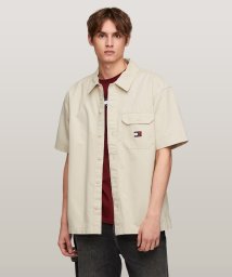 TOMMY JEANS(トミージーンズ)/エッセンシャルソリッドショートスリーブオーバーシャツ/ベージュ