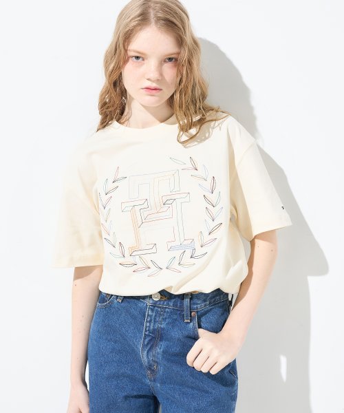 TOMMY HILFIGER(トミーヒルフィガー)/リラックスマルチカラーローレルクルーネックTシャツ/アイボリー