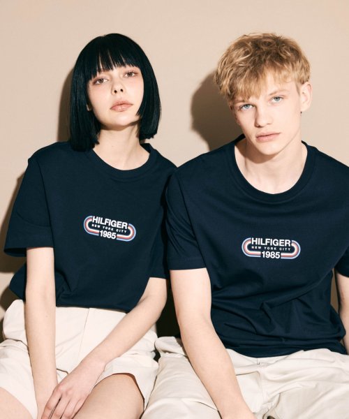 TOMMY HILFIGER(トミーヒルフィガー)/【オンライン・一部店舗限定】トラックロゴTシャツ/ネイビー 