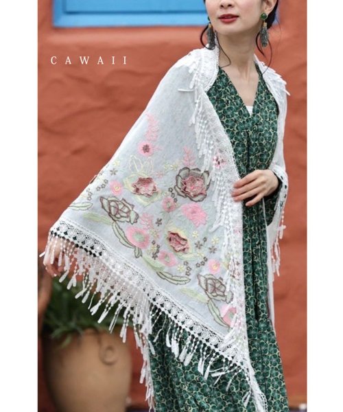 CAWAII(カワイイ)/立体の花咲く春色刺繍の三角ストール/ホワイト