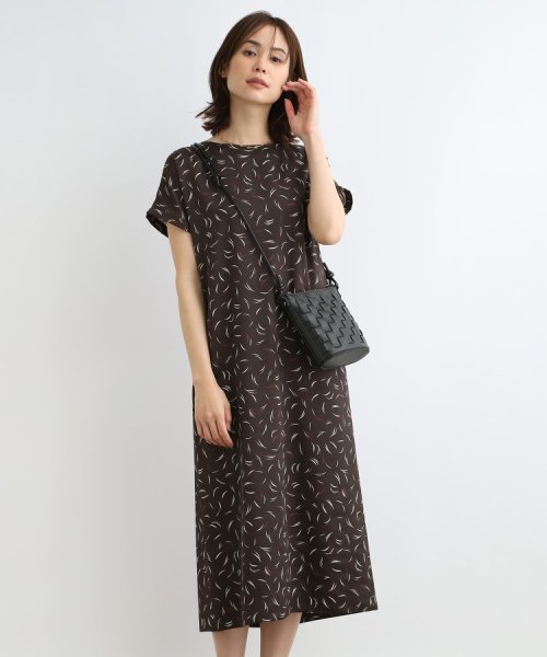 【洗える】ウィングタッチIラインワンピース 商品説明【デザインポイント】羽根のようにラフなタッチを柄にしたオリジナルプリント素材です。配色カラーのアクセントを効かせました。TシャツワンピのようなIラ B1613932544(12485円)