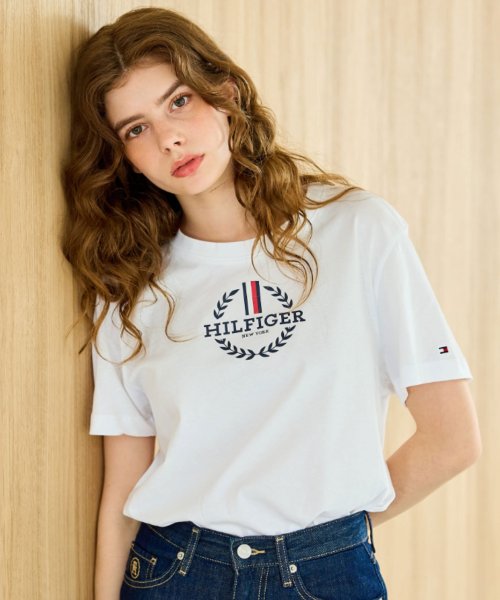 TOMMY HILFIGER(トミーヒルフィガー)/【オンライン限定】HILFIGERリースTシャツ/ホワイト