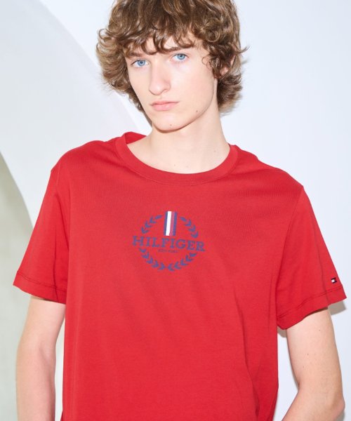 TOMMY HILFIGER(トミーヒルフィガー)/【オンライン限定】HILFIGERリースTシャツ/レッド