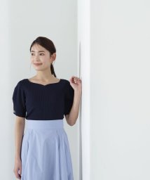 NATURAL BEAUTY BASIC(ナチュラルビューティーベーシック)/ハートネックボタンポイントニット/ネイビー