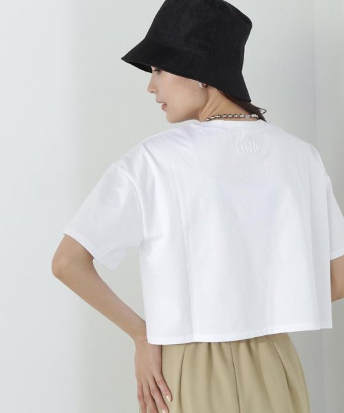 NATURAL BEAUTY BASIC(ナチュラルビューティーベーシック)/バックエンボスクロップドTシャツ/オフ1