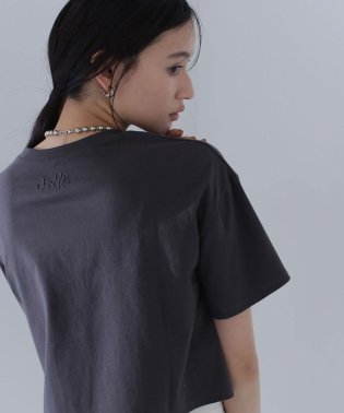 NATURAL BEAUTY BASIC/バックエンボスクロップドTシャツ/505943965