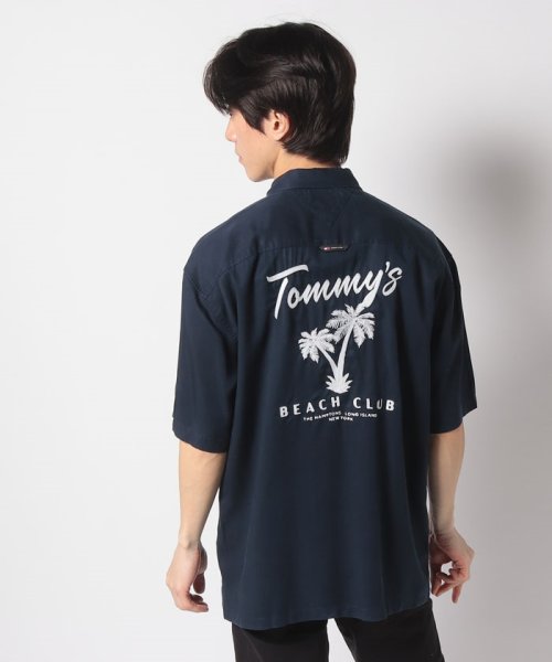 TOMMY JEANS(トミージーンズ)/リラックスグラフィックリゾートシャツ/ネイビー