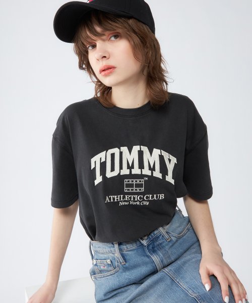 TOMMY JEANS(トミージーンズ)/レギュラーアスレチッククラブTシャツ/ブラック