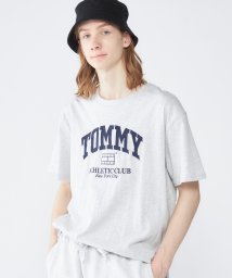 TOMMY JEANS(トミージーンズ)/レギュラーアスレチッククラブTシャツ/グレー