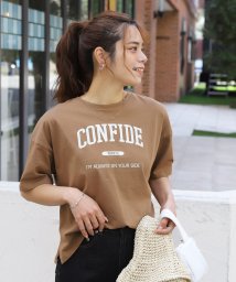 ad thie(アドティエ)/CONFIDE プリント カレッジロゴ ショート丈 サイドスリット コットン Tシャツ 半袖 ゆったり 春 夏/ブラウン