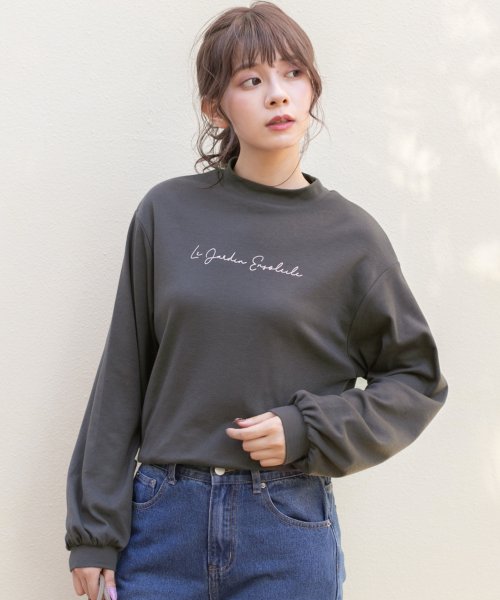 ad thie(アドティエ)/スムースプチハイネックロゴプリントロングTシャツ/チャコールグレー