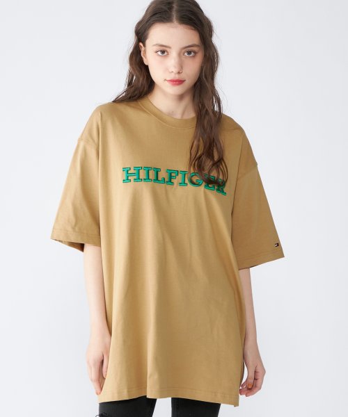 TOMMY HILFIGER(トミーヒルフィガー)/モノタイプエンブロイドアーカイブTシャツ/ベージュ