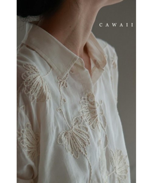 CAWAII(カワイイ)/浮かび上がるあやとり花刺繍のシャツトップス/ベージュ