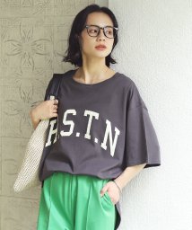 ad thie(アドティエ)/H.S.T.N カレッジロゴ プリント Tシャツ ラウンド スリット チュニック ゆったり ビックTシャツ サイド スリット ロンT 柄/チャコールグレー