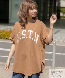 ad thie(アドティエ)/【ドラマ着用】H.S.T.N カレッジロゴ プリント Tシャツ ラウンド スリット チュニック ゆったり ビックTシャツ サイド スリット ロンT 柄/ブラウン