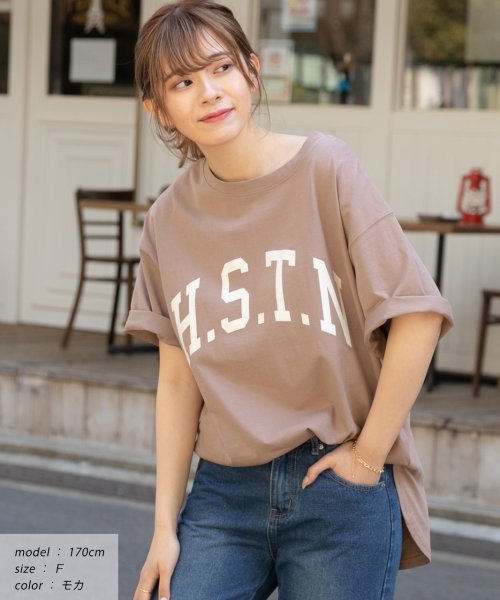 ad thie(アドティエ)/H.S.T.N カレッジロゴ プリント Tシャツ ラウンド スリット チュニック ゆったり ビックTシャツ サイド スリット ロンT 柄/モカ