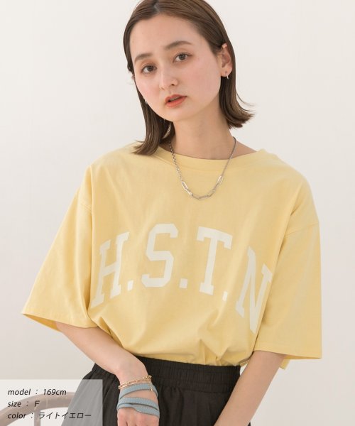 ad thie(アドティエ)/H.S.T.N カレッジロゴ プリント Tシャツ ラウンド スリット チュニック ゆったり ビックTシャツ サイド スリット ロンT 柄/ライトイエロー