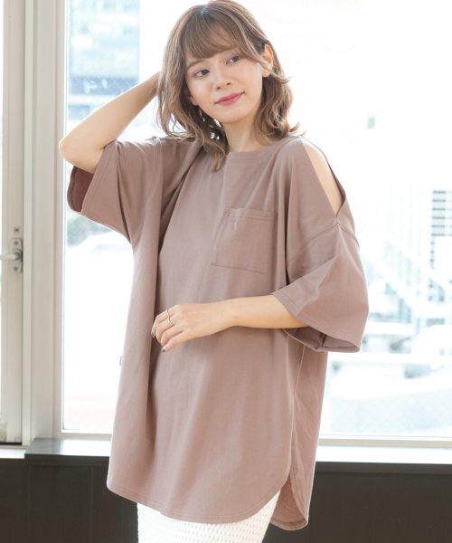 ad thie(アドティエ)/肩出し ラウンドヘム ビックシルエット Tシャツ トップス 裾ラウンド 肩だし 肩あき 肩開き 無地 スリット ビック ポケット ゆったり 半袖 春夏/モカ