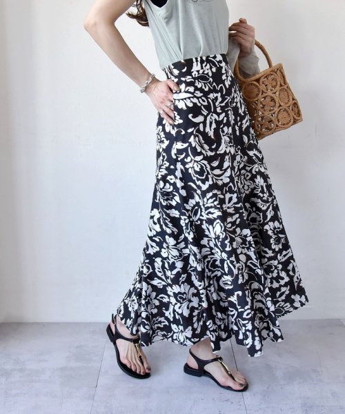 quaranciel:〈洗濯機可能〉リーフプリント セミフレア ロング スカート  