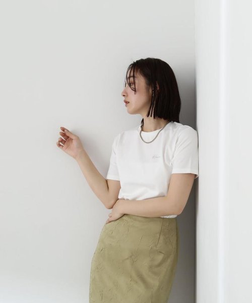 NATURAL BEAUTY BASIC(ナチュラルビューティーベーシック)/ロゴ刺繍コンパクトTシャツ/オフ1