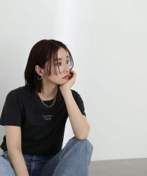 NATURAL BEAUTY BASIC(ナチュラルビューティーベーシック)/メタルプレート刺繍Tシャツ/チャコール1