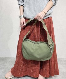 UNGRID bag(アングリッド　バッグ)/牛革付属　軽量撥水ソフトナイロン　大容量ショルダーバッグ　カラビナ　キー収納ポケット付/KHA