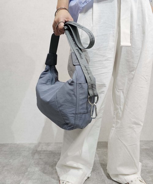 UNGRID bag(アングリッド　バッグ)/牛革付属　軽量撥水ソフトナイロン　大容量ショルダーバッグ　カラビナ　キー収納ポケット付/BGRY