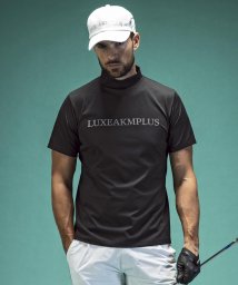 LUXEAKMPLUS(LUXEAKMPLUS)/LUXEAKMPLUS(リュクスエイケイエムプラス)ゴルフ ラインストーンロゴ半袖モックネックTシャツ/ブラック