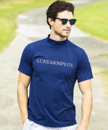 LUXEAKMPLUS(LUXEAKMPLUS)/LUXEAKMPLUS(リュクスエイケイエムプラス)ゴルフ ラインストーンロゴ半袖モックネックTシャツ/ネイビー