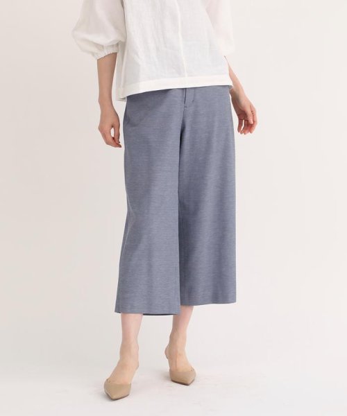 ワイドクロップドパンツ 商品説明綿麻混のポリエステル素材を使用した、すっきりとしたシルエットのワイドクロップドパンツ。凹凸のある素材で、清涼感ある肌触りです。ウエスト周り B1610925729(12298円)
