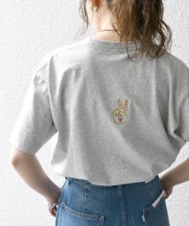 SHIPS any WOMEN(シップス　エニィ　ウィメン)/【SHIPS any別注】Collegiate Pacific:〈洗濯機可能〉V ガゼット プリント Tシャツ 24SS/ライトグレー