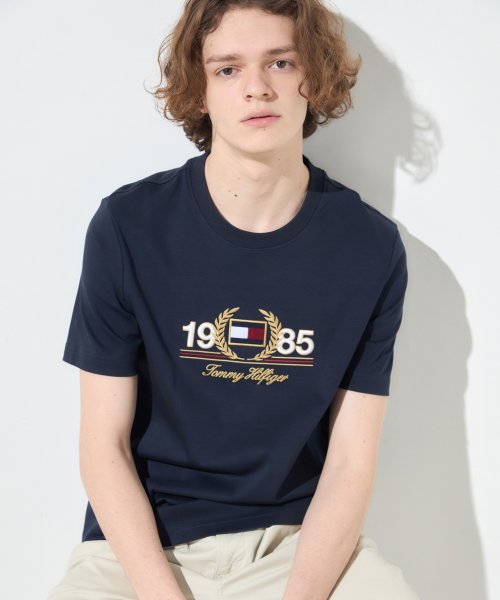 TOMMY HILFIGER(トミーヒルフィガー)/アイコニックローレルTシャツ/ネイビー 