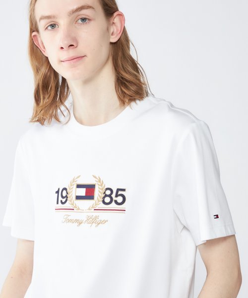 TOMMY HILFIGER(トミーヒルフィガー)/アイコニックローレルTシャツ/ホワイト