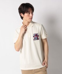 TOMMY HILFIGER(トミーヒルフィガー)/モノグラムバッジレギュラーポロシャツ/アイボリー