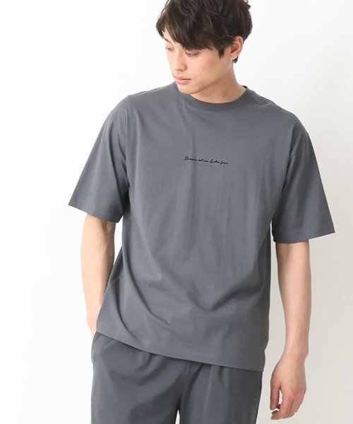 a.v.v (MEN)(アー・ヴェ・ヴェメンズ)/【接触冷感】ミニロゴセミワイドシルエットTシャツ/ダークグレー