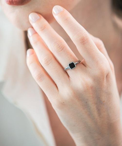 decor『デコール』　石のリング オニキス 商品説明ブラックオニキスの石言葉は「成功」「忍耐」「魔除け」など。お守りの様に身に付けて頂けます。スクエア Y1401109917(10725円)