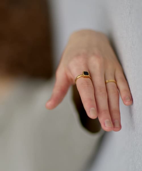 decor『デコール』　石のリング オニキス 商品説明ブラックオニキスの石言葉は「成功」「忍耐」「魔除け」など。お守りの様に身に付けて頂けます。スクエア Y1401109917(10725円)