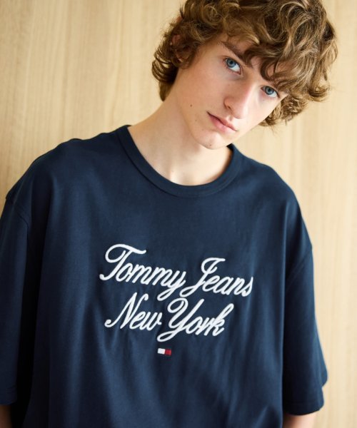 TOMMY JEANS(トミージーンズ)/オーバーサイズラグジュアリーセリフTシャツ/ネイビー