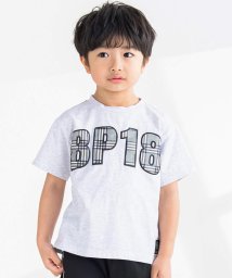 BeBe Petits Pois Vert(ベベ プチ ポワ ヴェール)/チェックパッチロゴ半袖Tシャツ(95~150cm)/グレー