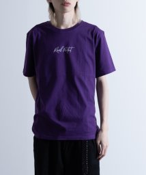 Nylaus(ナイラス)/レギュラーフィット スモールロゴ アソートプリント ショートスリーブTシャツ 半袖Tシャツ/パープル