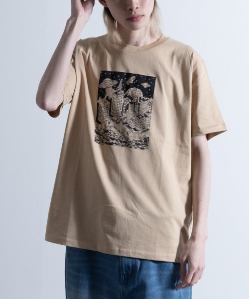 Nylaus(ナイラス)/レギュラーフィット ストリートグラフィック アソートプリント ショートスリーブTシャツ/ベージュ