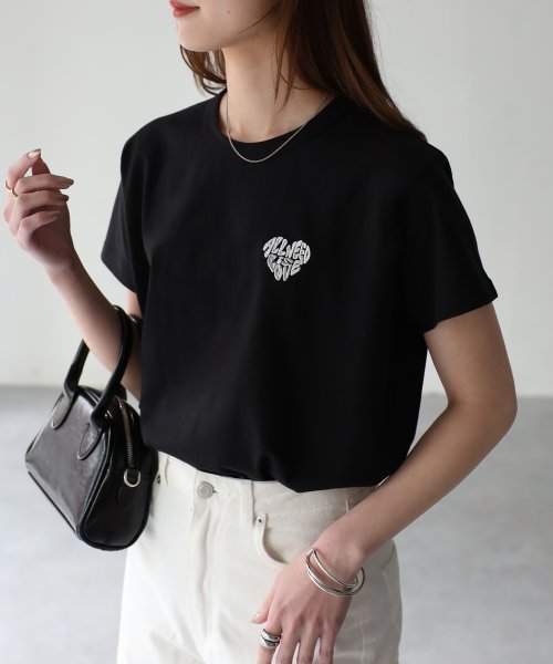 Riberry(リベリー)/ハートロゴラメ刺繍コンパクトTシャツ/ブラック×ホワイト
