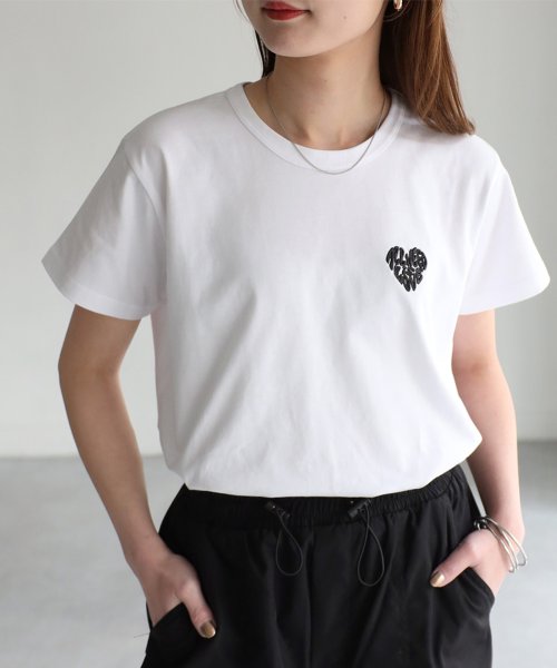 Riberry(リベリー)/ハートロゴラメ刺繍コンパクトTシャツ/ホワイト×ブラック