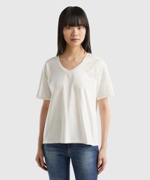 BENETTON (women)(ベネトン（レディース）)/花柄刺繍Vネック半袖Tシャツ・カットソー/ホワイト