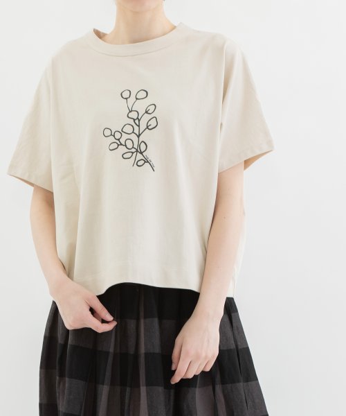 nop de nod(ノップドゥノッド)/cloche USコットン バックラインユーカリプリントTシャツ/生成