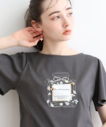 Couture Brooch(クチュールブローチ)/【マシンウォッシャブル】フラワーパフュームフレア袖Tシャツ/チャコールグレー（014）