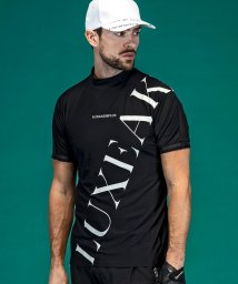 LUXEAKMPLUS(LUXEAKMPLUS)/LUXEAKMPLUS(リュクスエイケイエムプラス)ゴルフ ロゴデザイン半袖モックネックTシャツ/ブラック
